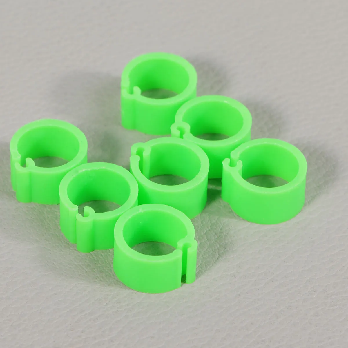 100Pcs Safe Bird Opening Foot Rings Visually Appealing for Pet Owners Pigeons Parrot Identification Green Bird Foot Rings