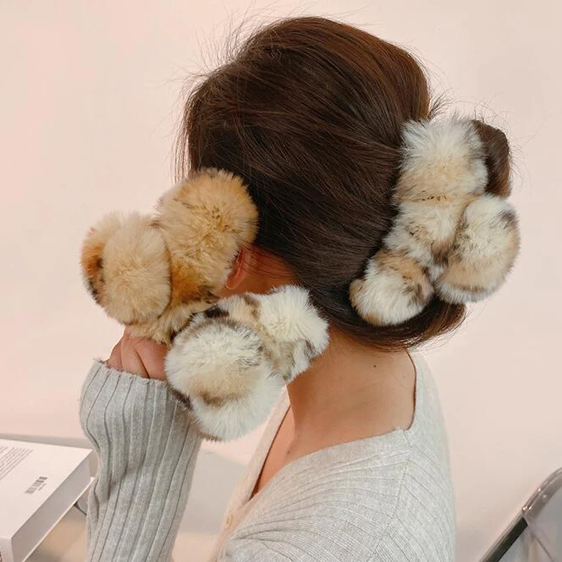 AWAYTR Faux Fur Hair Claw Rabbit Hair Large Hairpin Back Head Temperament Clip New Cute Plush Hair Scratching Ponytail Hair Claw