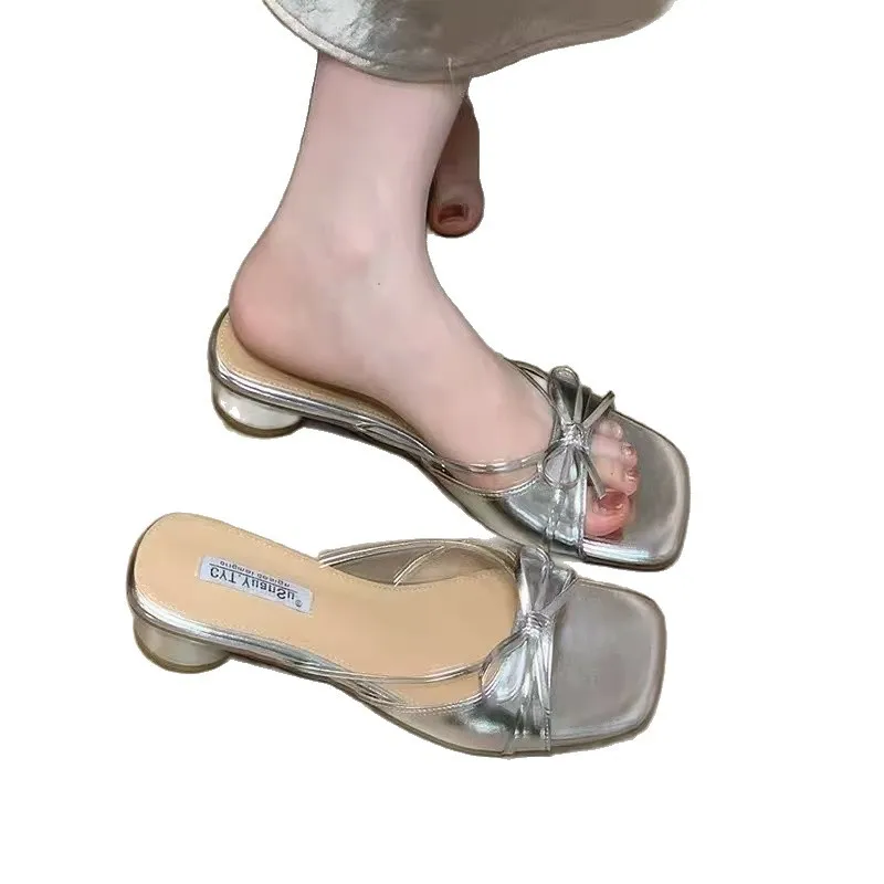 شباشب فضية على طراز الجنية الفرنسية، صنادل صيفية جديدة للعطلات الخارجية لعام 2025 للنساء