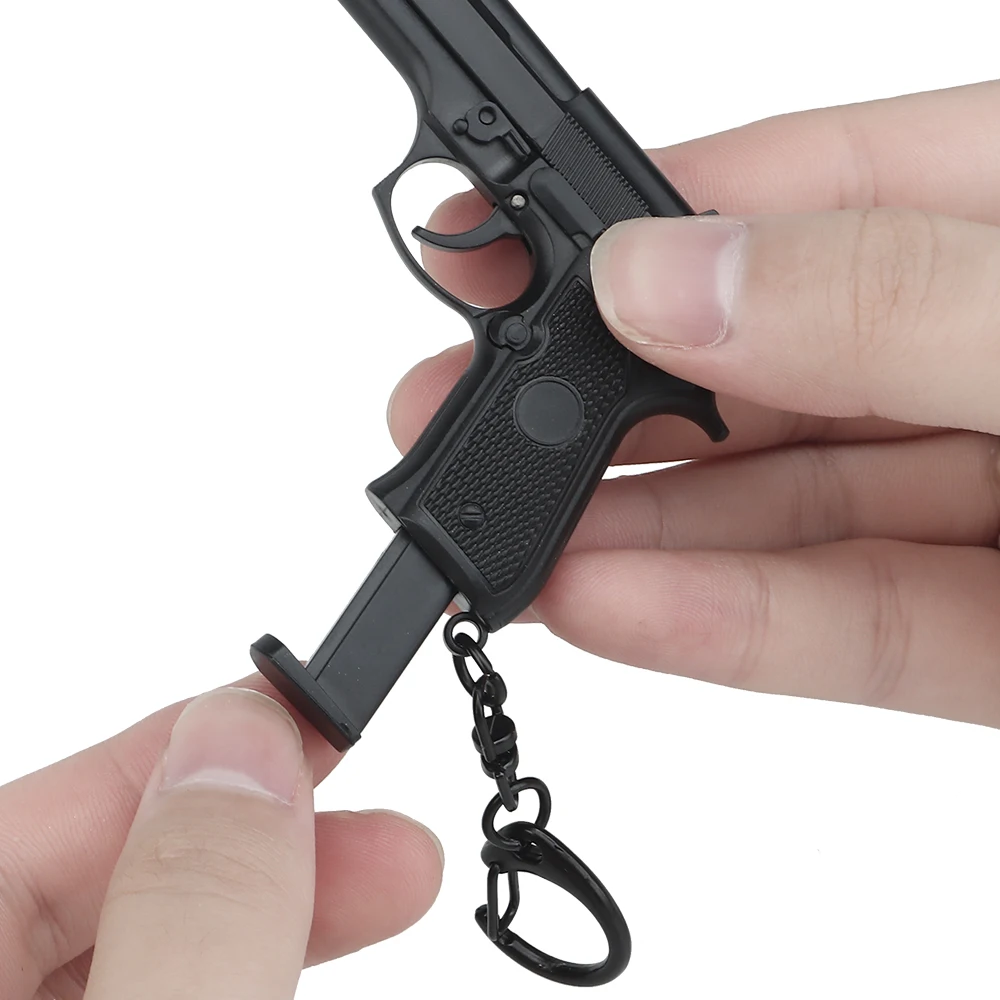 Llavero con forma de pistola en miniatura, Mini llavero de pistola de M92-Black 1:4, adorno colgante, regalo para fanáticos del ejército, colección de modelos