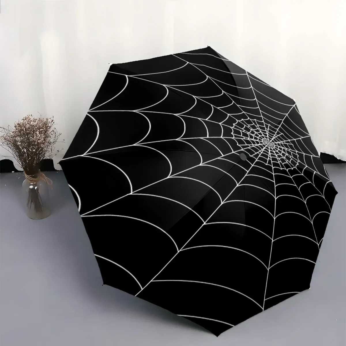 parapluie-au-motif-de-toile-d’araignee-noire-pour-une-protection-elegante-portable-impermeable-ideal-pour-se-proteger-du-soleil-et-de-la-pluie-lors-de-vos-deplacements-en-plein-air-ou-a-la-plage