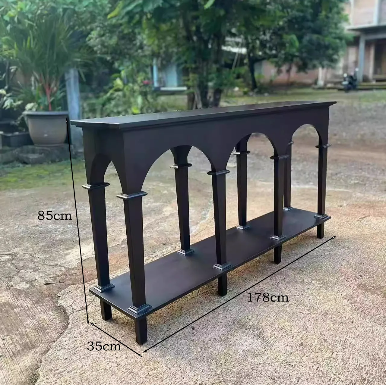 أريكة طاولة كونسول قديمة وحديثة وبسيطة، وطاولة عرض خلفية مناسبة لممر فندق المدخل العائلي أو البهو