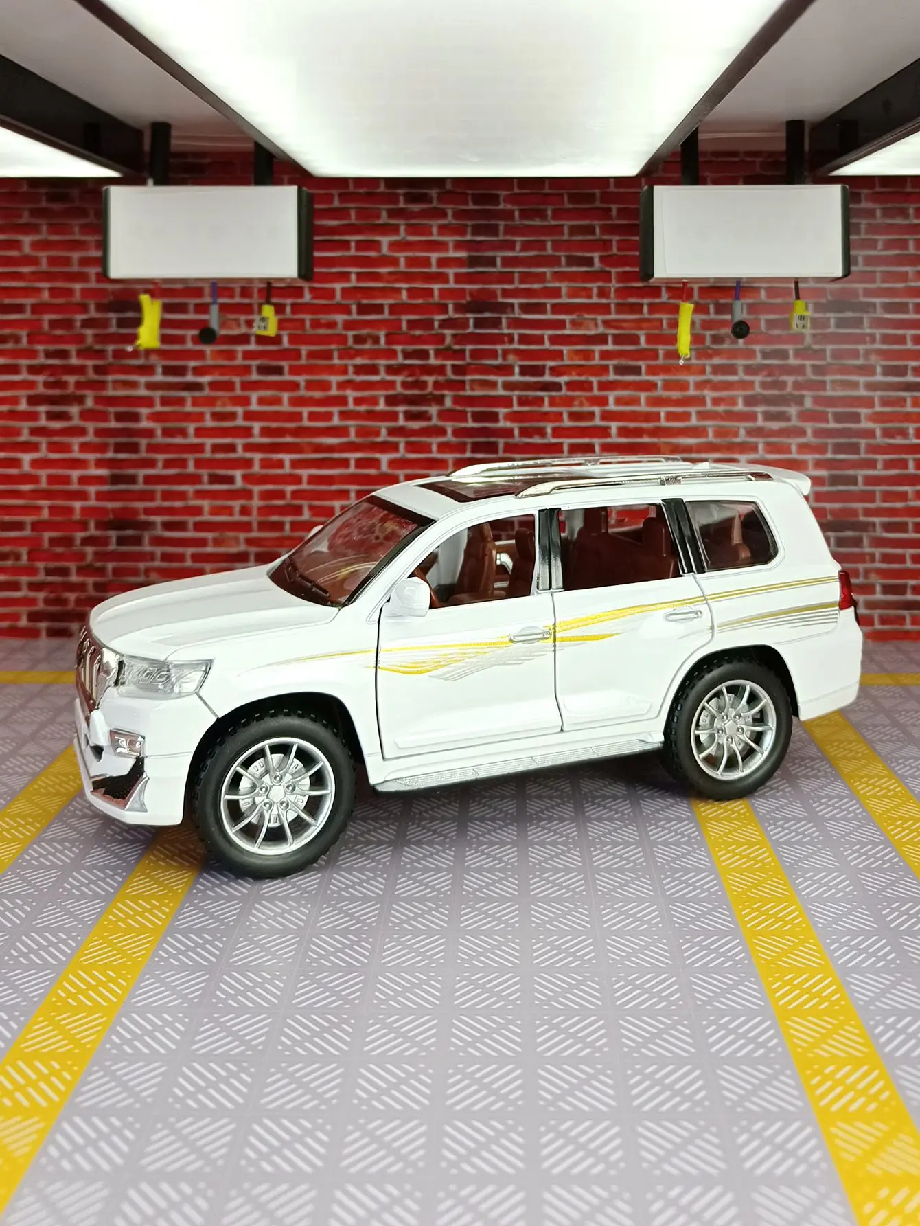 1:24 Simula il modello di auto in lega Toyota Prado, porte e cofano motore, bagagliaio può essere aperto, forza di ritorno, regali sonori e luminosi