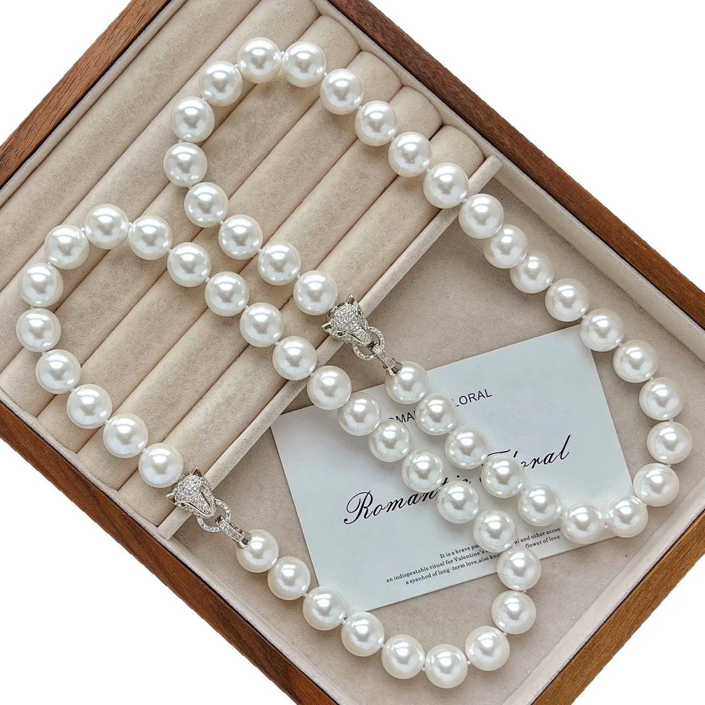 Grande corrente de clavícula com colar de pérolas de concha de 14 mm + botão de cabeça de leopardo