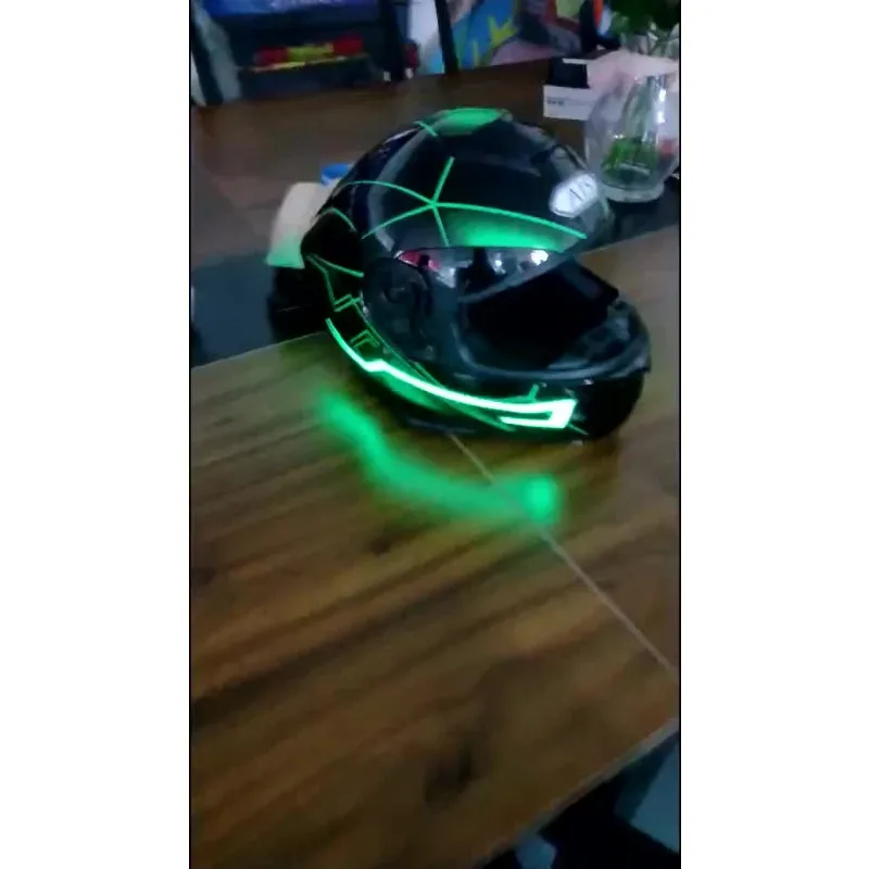Motorhelm Lichtgevende strip Lichtstrip Eén ondersteuning Vier helmlichtbatterij