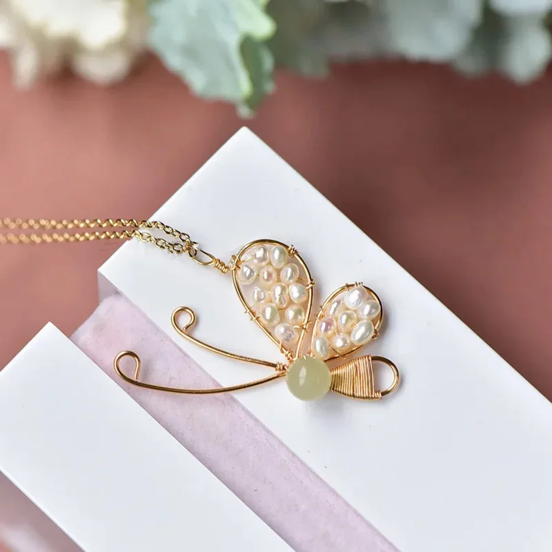 Ciondolo con ciondolo a farfalla fatto a mano con perle di giada naturale con avvolgimento riempito d'oro 14K per le donne girocollo regalo di gioielli per feste