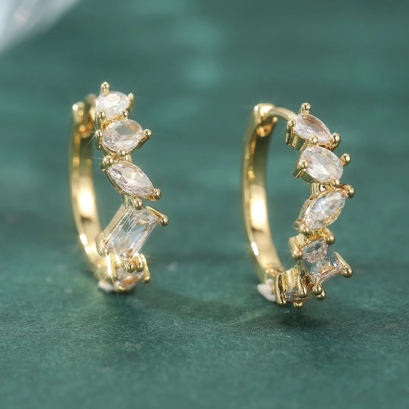 Zarte weiße synthetische Zirkon-Creolen für Damen, modische goldfarbene kleine Ohrclips, Hochzeits- und Bankettschmuck.