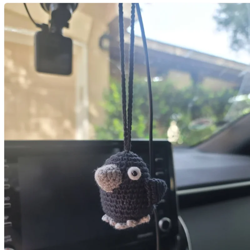 Décoration suspendue de corbeau au crochet à la main de dessin animé créatif drôle pour la décoration d'accessoires d'intérieur automatique de miroir suspendu de voiture