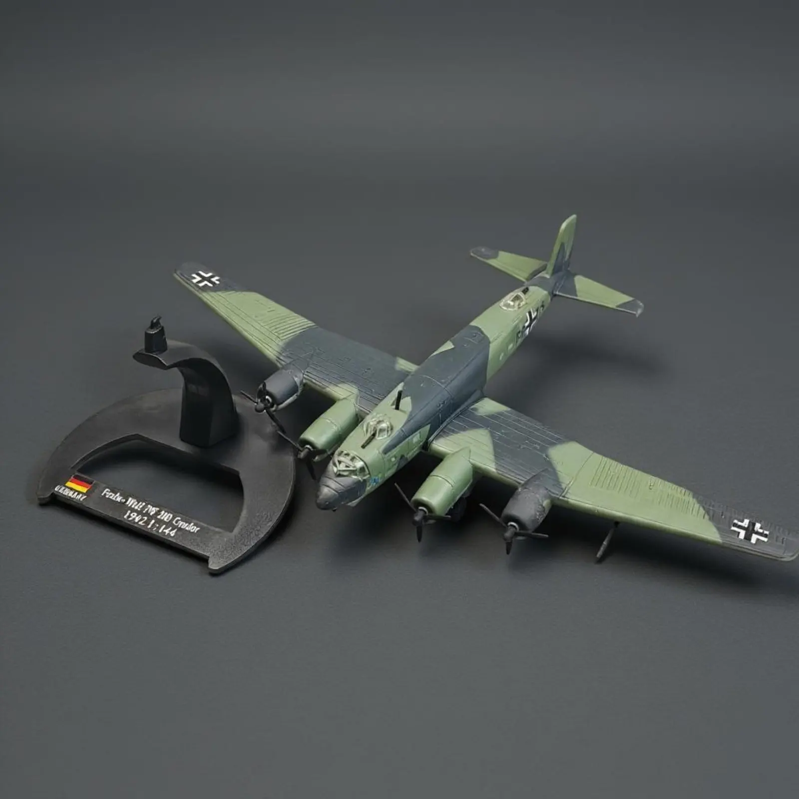 

Коллекционная модель самолета FW200 Condor в масштабе 1:144, модель немецкого самолета времен Второй мировой войны для декора офиса.