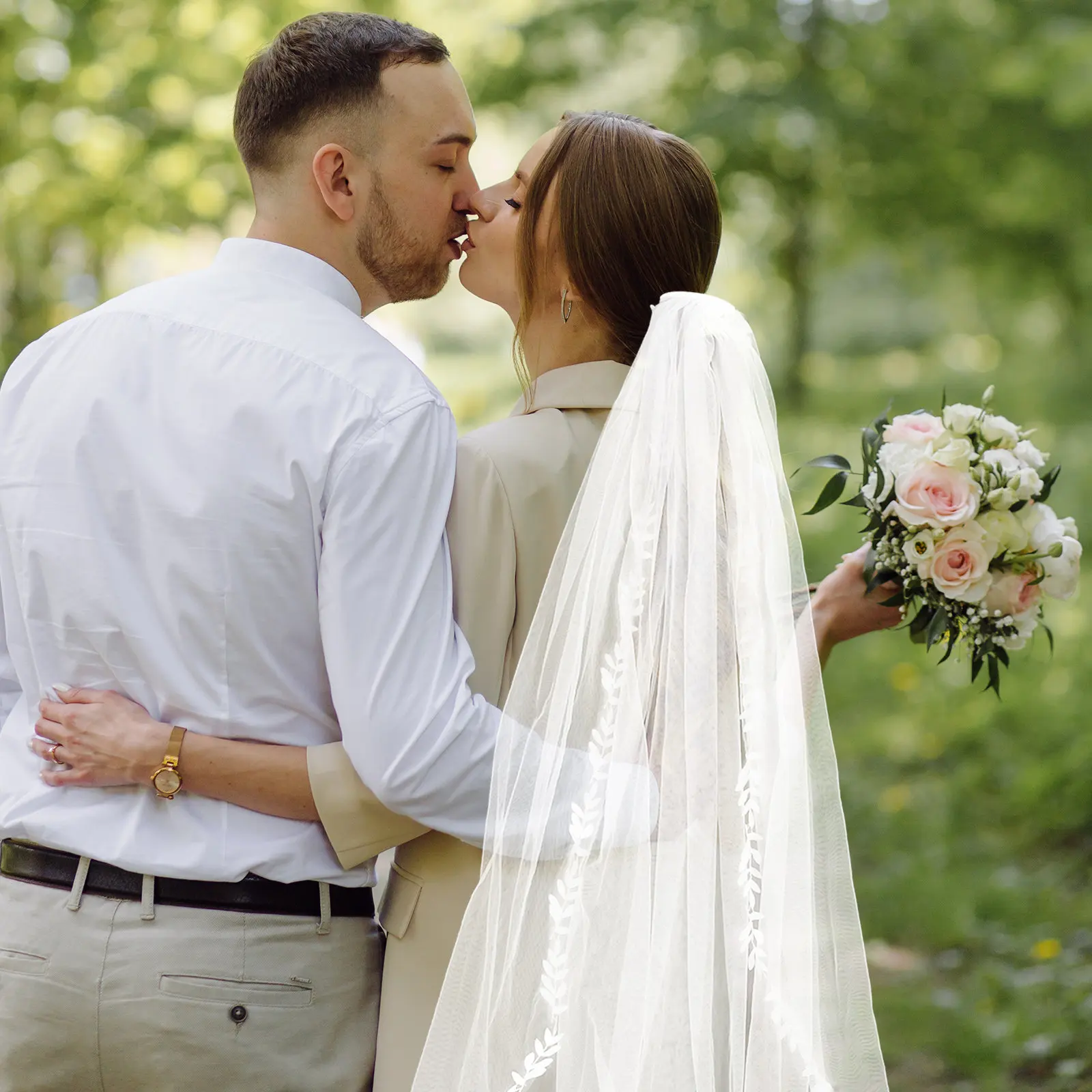 

Long Bridal Veil with Delicate Leaf-Edge Lace Trim and Comb Elegant Romantic Wedding Headpiece for Brides White Tulle Veil