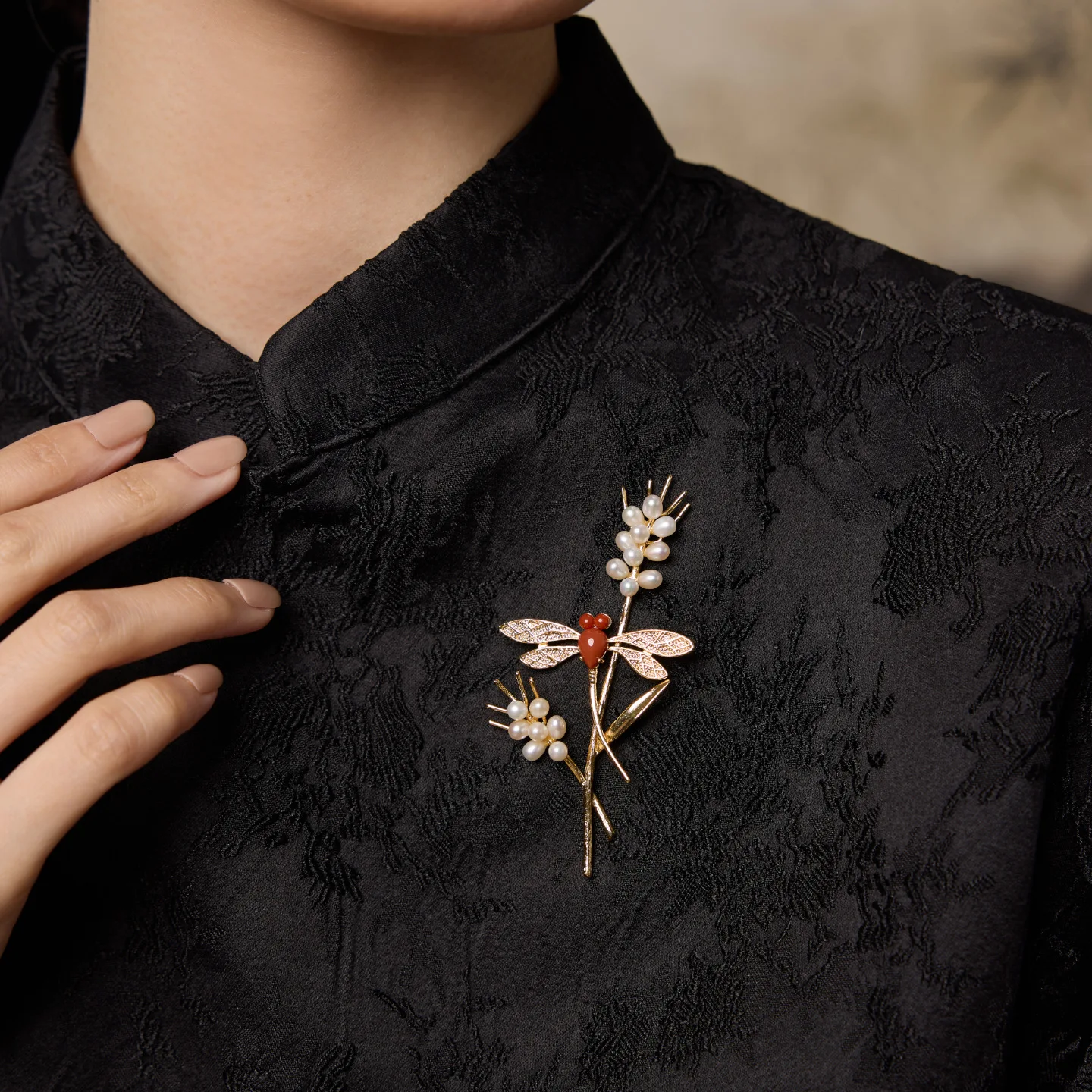 Fashionable and exquisite retro brooch, southern red pearl design, high-end and elegant corsage, high-end clothing accessories