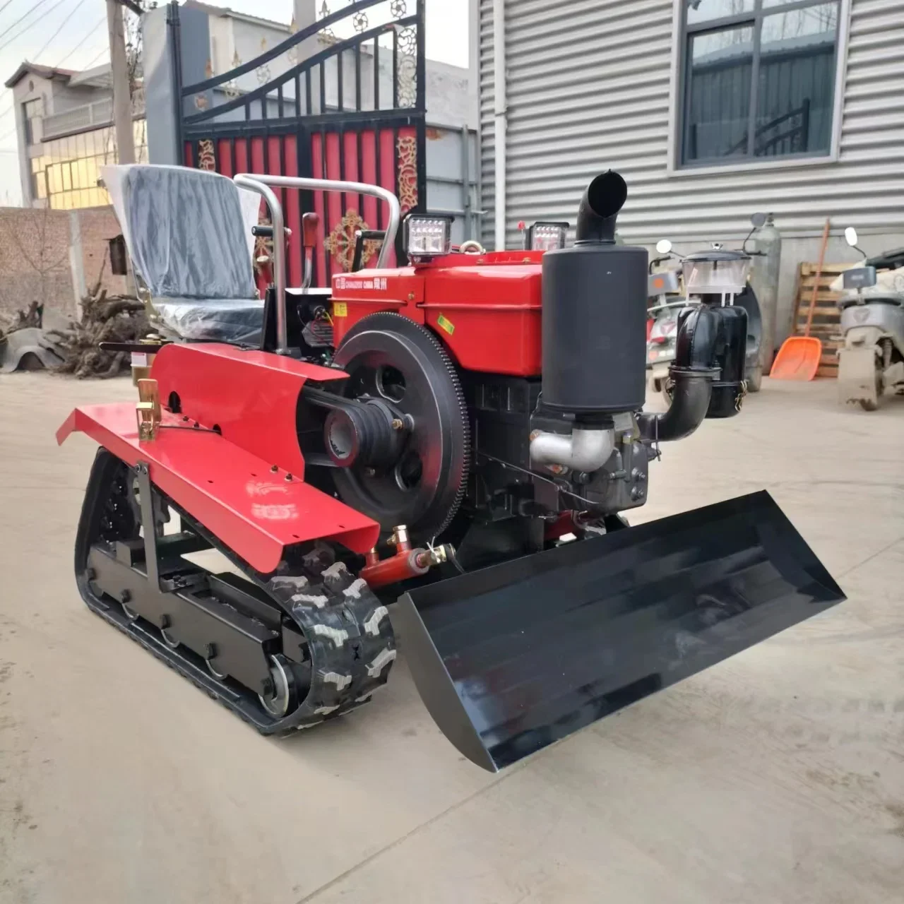 Trattore per macchine agricole cingolate per seminatrice per terreno per frutteto a serra a doppio uso per acqua agricola e cantiere Vendita calda