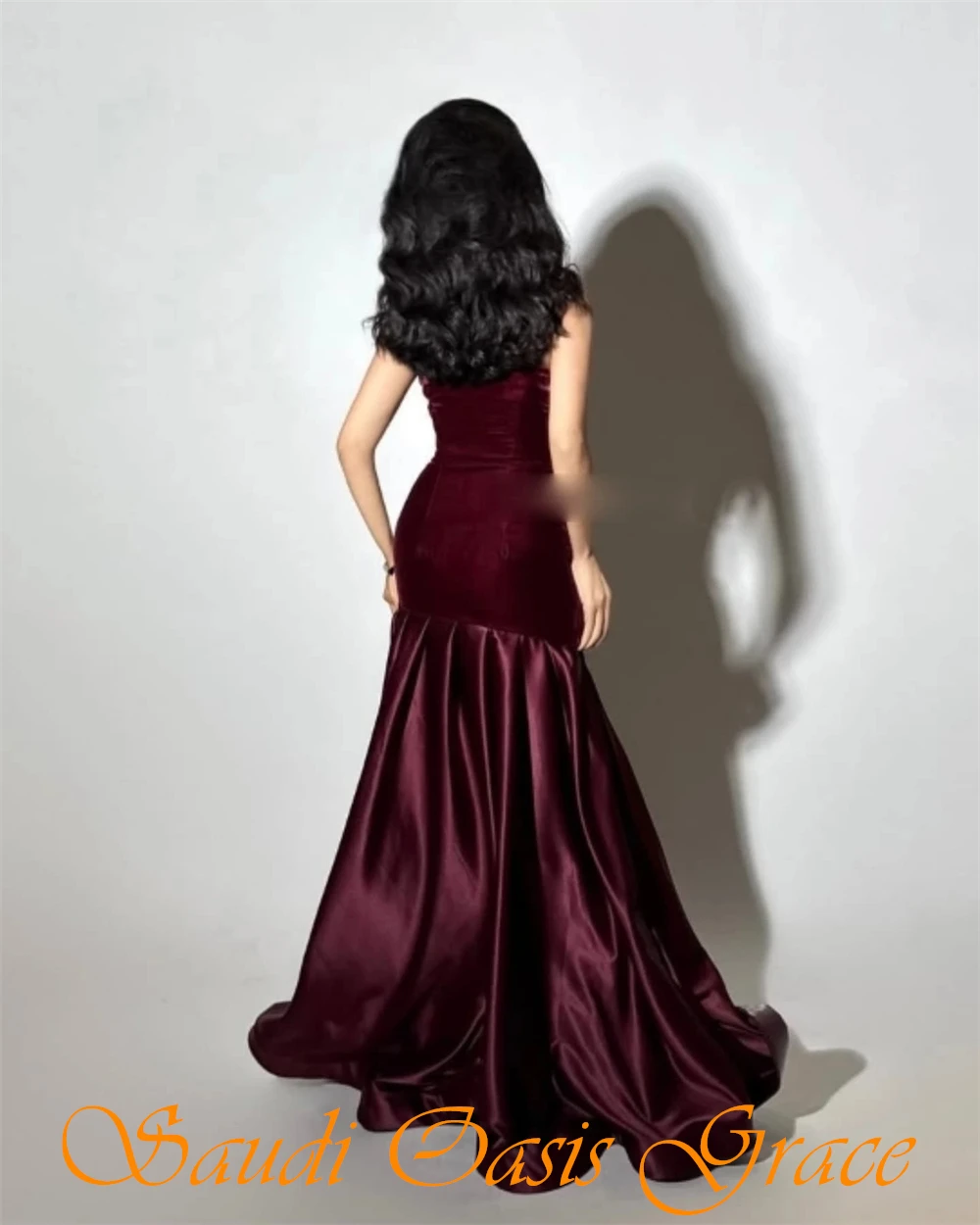 Personalizado elegante borgonha cetim vestido de noite clássico sem alças sem mangas vestido de baile macio sereia varredura trem vestidos de celebridades