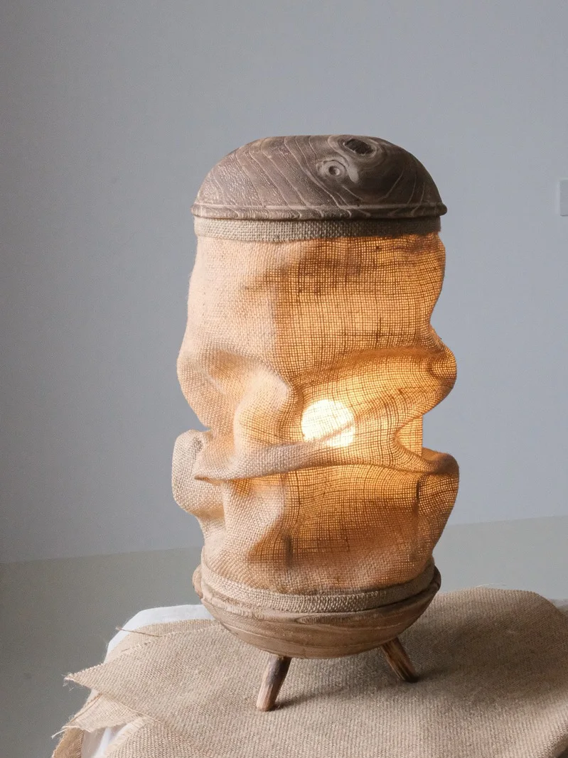 Vintage Wabi‑Sabi Table Lamp Solid Wood Tripod Desk Light Handmade Burlap Linen Lampshade Bedside Lamp for Farmhouse Bedroom Hom