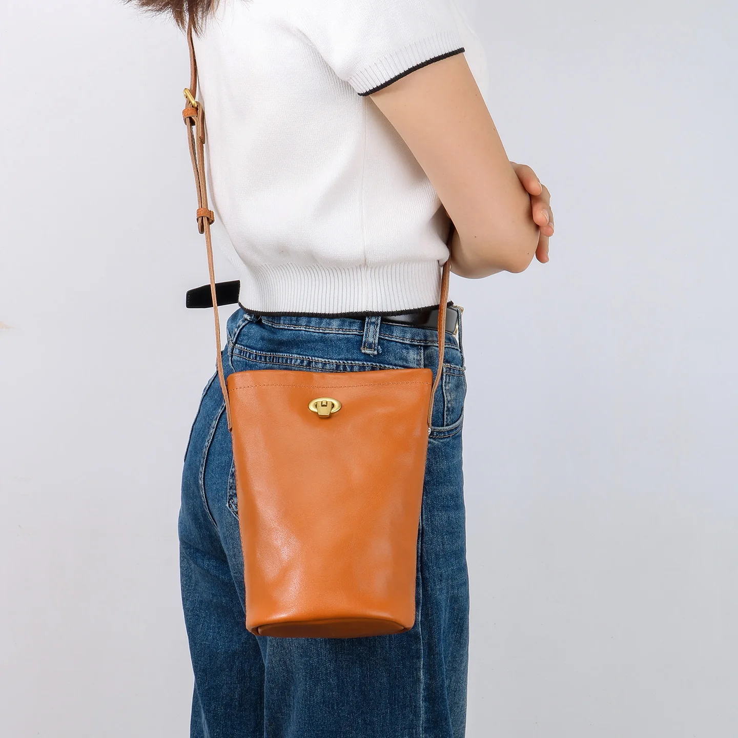 

Brand Women Crossbody Shoulder Bag Compact Genuine Leather Women's Crossbody Bucket Bags Chic Casual Outings Shoulder Phone Bag