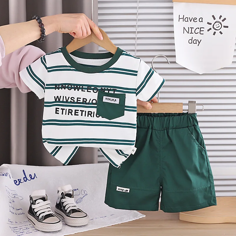 

Комплект одежды для маленьких мальчиков, новая полосатая футболка с короткими рукавами и карманами с буквенным принтом и шорты с эластичной резинкой на талии, детская повседневная летняя одежда