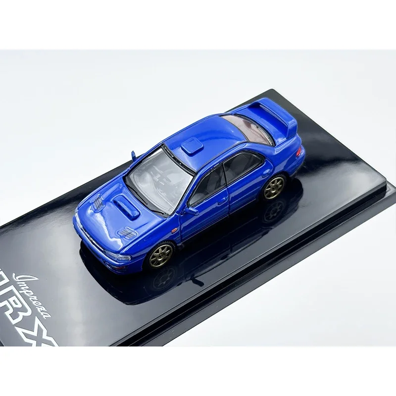 En Stock 1:64 HJ Impreza GC8 deportes azul con motor Diecast Diorama coche modelo colección Hobby Japón