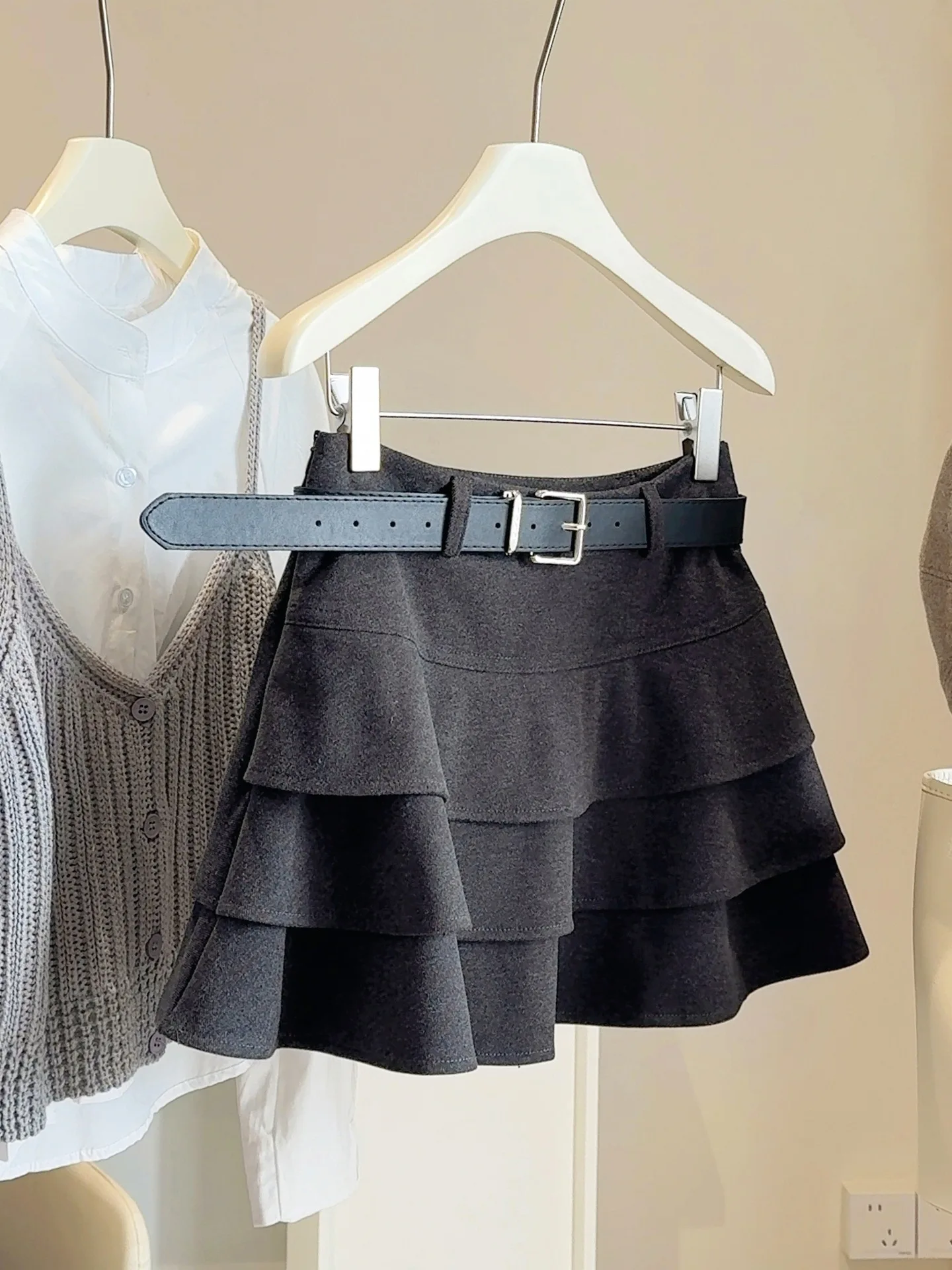 Lotus leaf edge woolen skirt for women, anti slip short skirt, 2025 autumn and winter high waist slimming A-line cake skirt