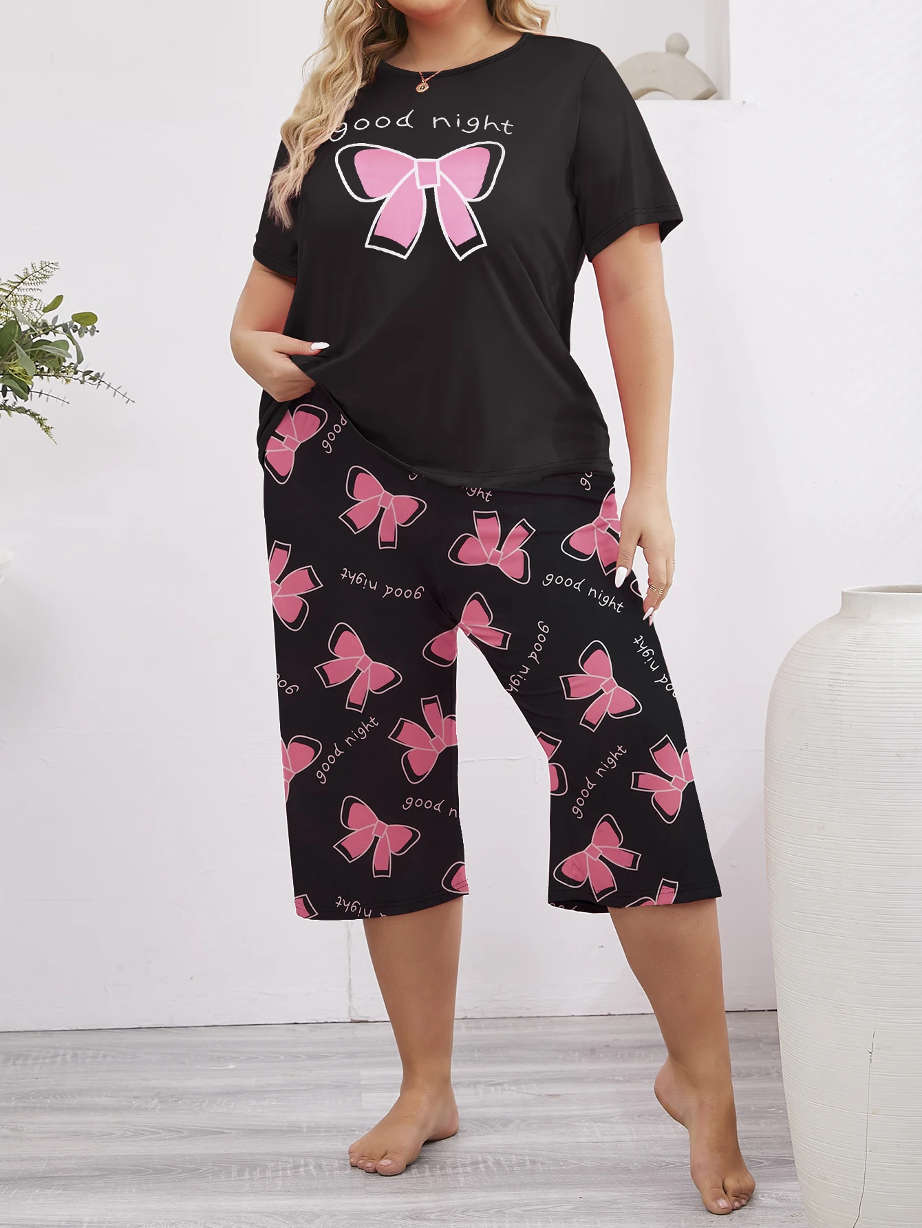 Cute bow printed short sleeved T-shirt&cropped pants large women\'s pajamas and home clothing set