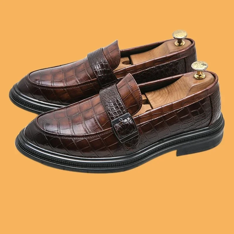 สีน้ําตาลLoafersสําหรับชายรูปแบบจระเข้สีดําSlip-OnรอบToe Mensรองเท้าอย่างเป็นทางการHandmadeรองเท้าผู้ชาย