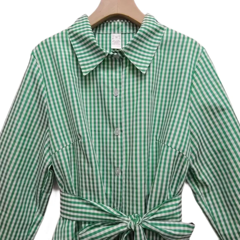 Abito da donna alla moda elegante gonna camicia scozzese di media lunghezza