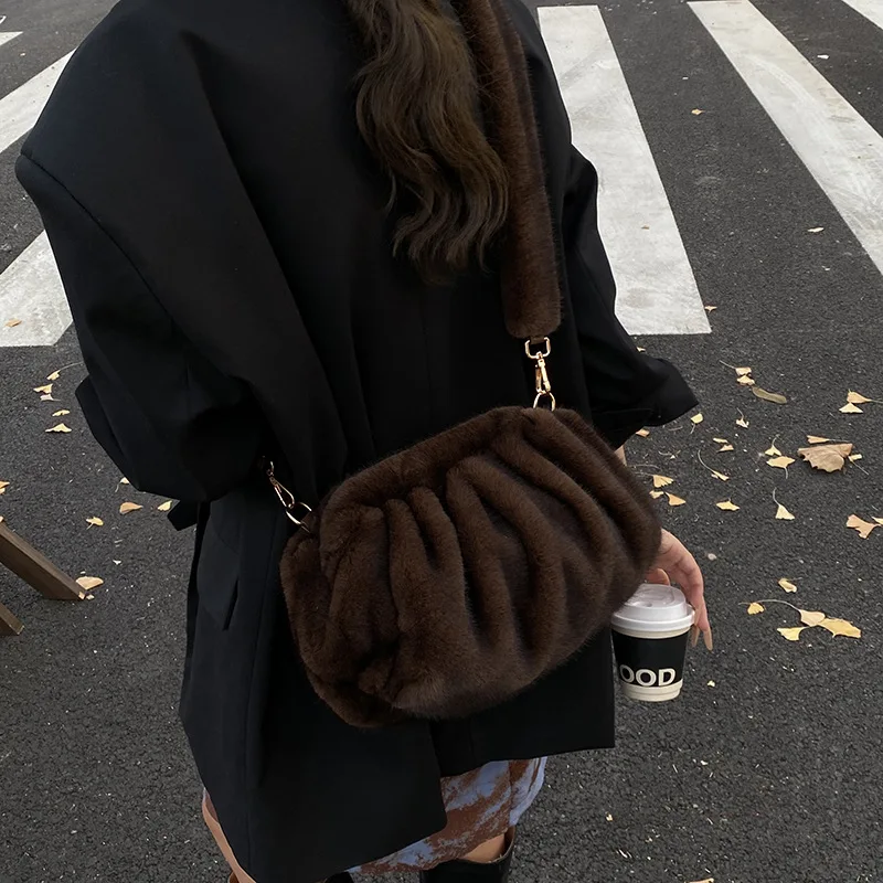 

New Womens Shoulder Bag Fluffy Crossbody Bag Vintage Faux Fur Cloud Purse for Autumn Winter Commuting Simplified Storage Bags