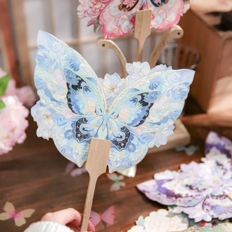 Schmetterlingsförmiges Fächerkostüm im chinesischen Stil, gepaart mit Requisiten-Quastenfächer