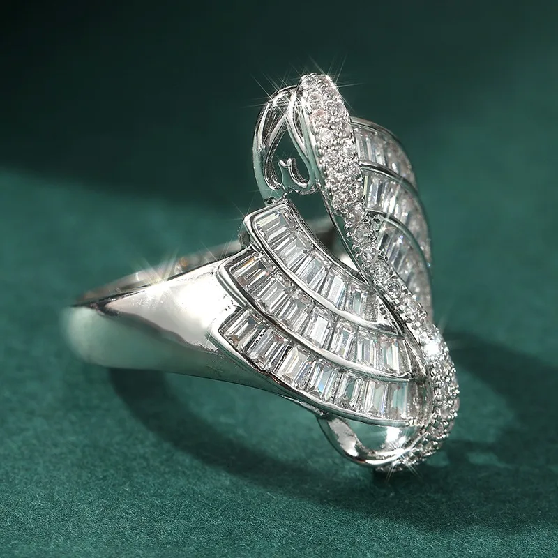 Luxuriöser silberfarbener, mit weißen CZ-Steinen eingelegter Damenring mit geometrischem Muster für den täglichen Gebrauch, Partyschmuck – Detail 2