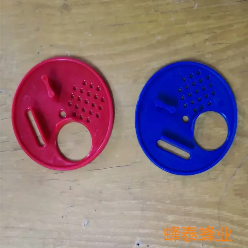 A 100PCS Beehive Door Pass Bee Hole Round Rotating Bee Outlet Plastic Hive Door Ventilation/Bee Outlet Tool