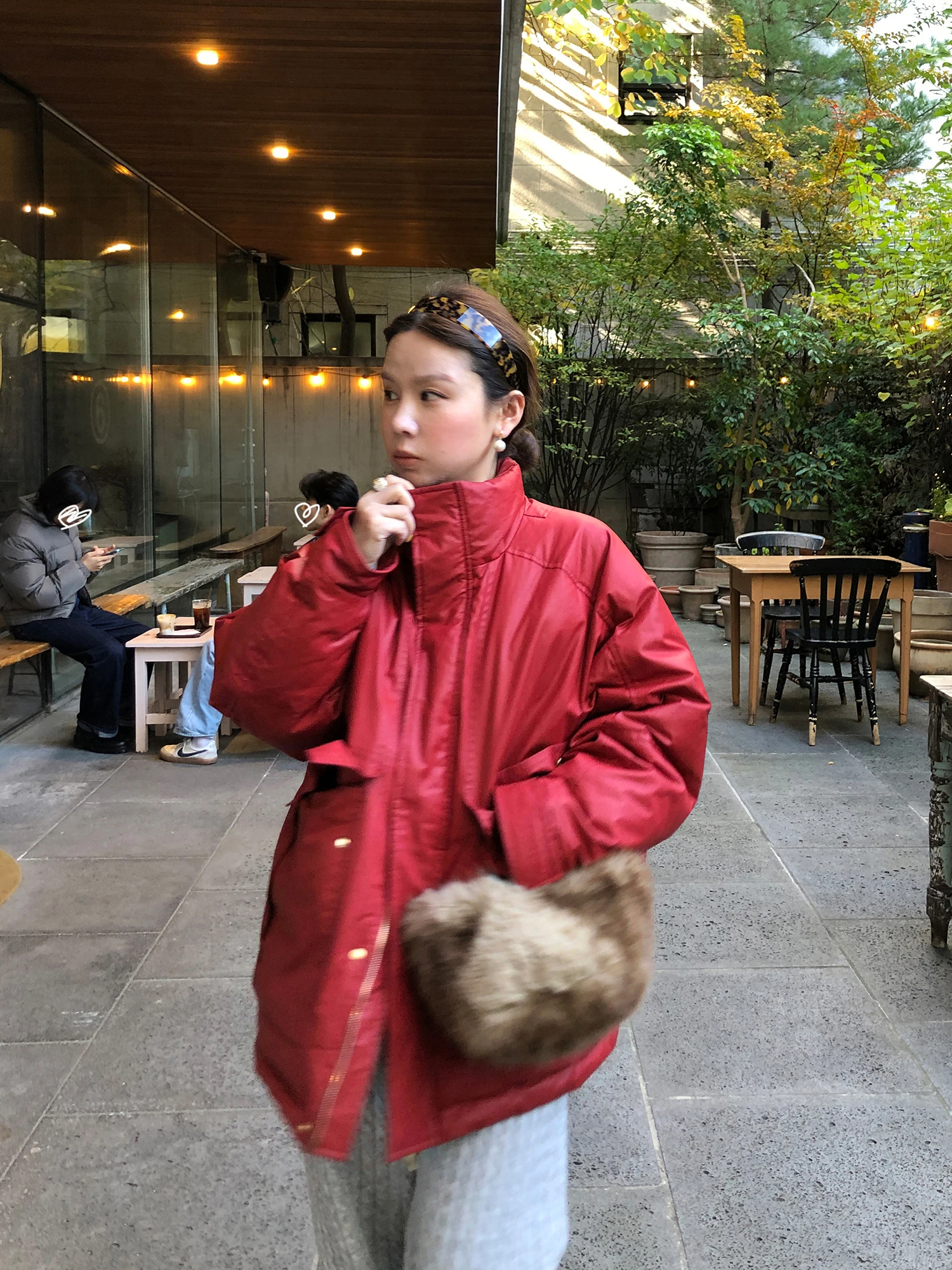 

WXLSTUDIO 26 Snowscape: Теплая длинная куртка-пуховик с высоким содержанием белого пуха (90%), воротником-стойкой и золотистым декором, с длинными рукавами