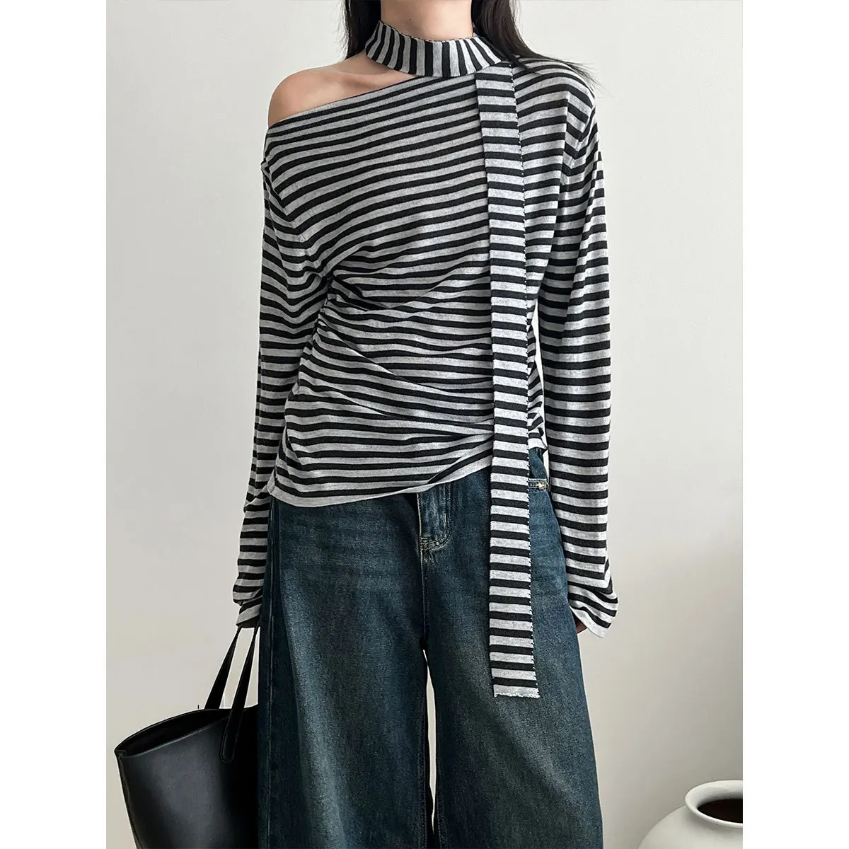 

SuperAen Retro Off-the-shoulder Wool Striped Ribbon Knitted Sweater for Women's Autumn New Slimming and Elegant Tops