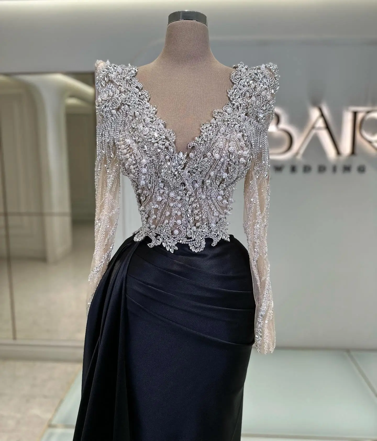 2024 New Stunning Black Mermaid Evening Dress Charming Sexy V Neck Long Sleeve Pleated Prom Gowns فساتين سهره شارون سعيد