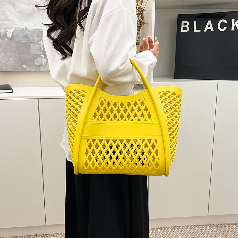 

High-Quality Women's Messenger Bag Made Of Leather - Popular Classic Crossbody Bag For Fashionable Ladies