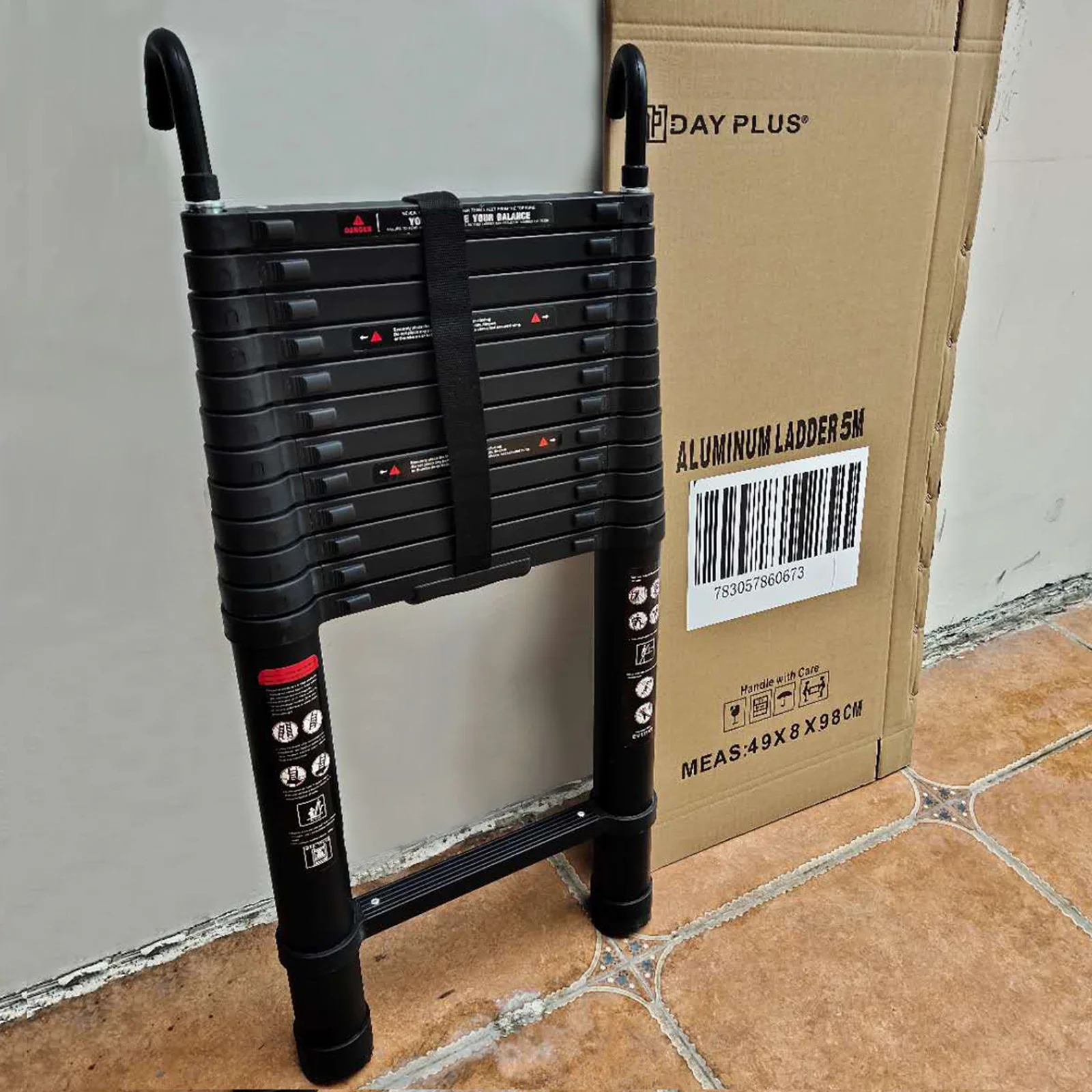 Scale telescopiche resistenti nere da 5 m Scala da tetto allungabile in alluminio per la casa da 16,4 piedi con ganci staccabili, certificata EN131