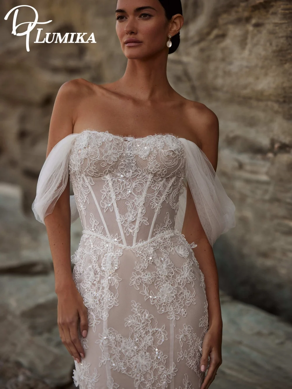 Elegancka suknia ślubna z prześwitującymi rękawami, odkryte ramiona, koronkowa suknia ślubna 2026, suknia ślubna typu syrena do ziemi, robe de mariée