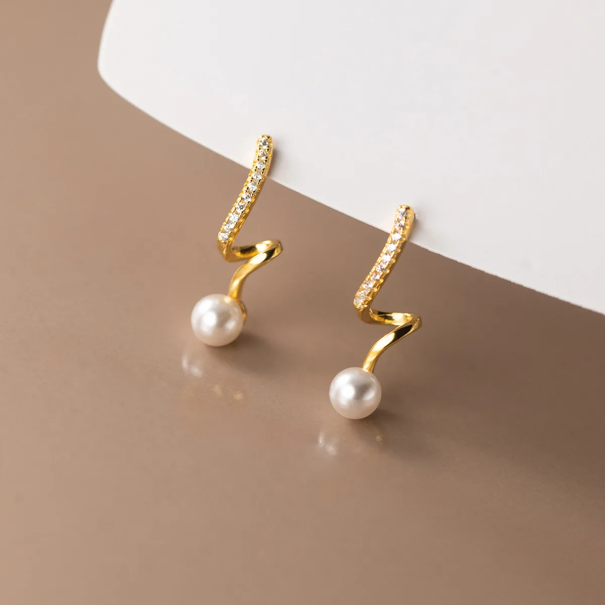 Trendy Imitation Pearl Dangle Earrings for Women Irregular Geometry Twist Metal Crystal Drop Earrings Party Sweet Jewelry Gift