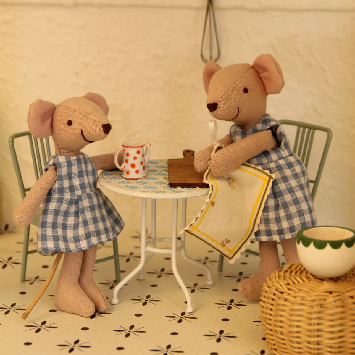 Casa delle bambole Giochi di imitazione Giocattoli 1:12 Tavolo e sedia in ferro artistico Set di tre pezzi Adatto per accessori per la casa delle bambole Bjd Ob11