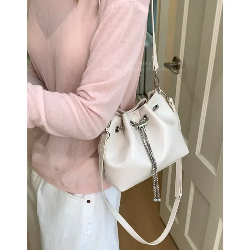 

Women's 2025 New Premium Chain-Embellished Bucket Bag Heel Detail Shoulder & Crossbody Bag Ideal for Spring/Summer Essentials