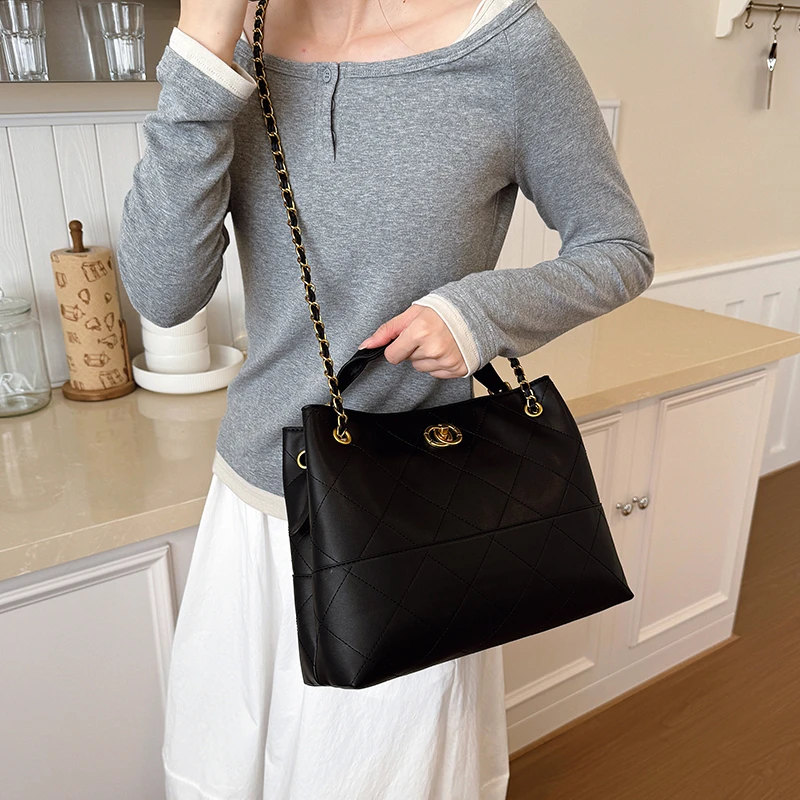 

Popular Women's Messenger Bag in Genuine Leather, Water-Resistant and Stylish By Top Designer with Adjustable Strap for Comfort