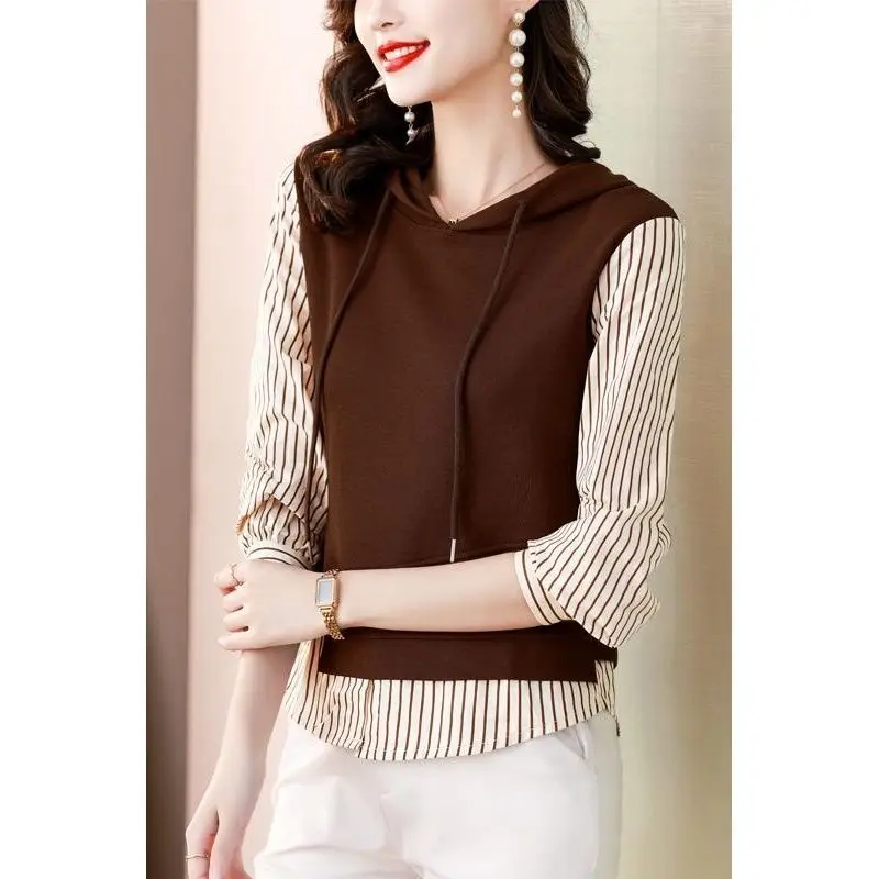 เทรนด์แฟชั่นใหม่ของผู้หญิงชุดสองชิ้นปลอมสําหรับระดับถนนฤดูใบไม้ร่วงลําลองลายเสื้อคลุมด้วยผ้า