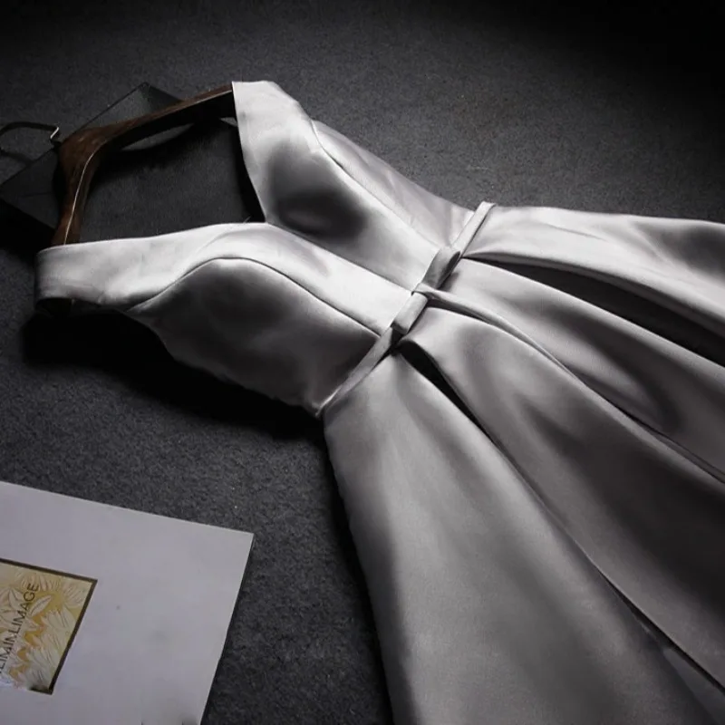 ชุดราตรีสีเงินเทาแบบกำหนดเอง A879 ชุดเดรสออกงานสำหรับผู้หญิง ดีไซน์หวานละมุน ทรงวีคอ ผ้าซาติน เหมาะสำหรับงานพรอมหรืองานแต่งงาน