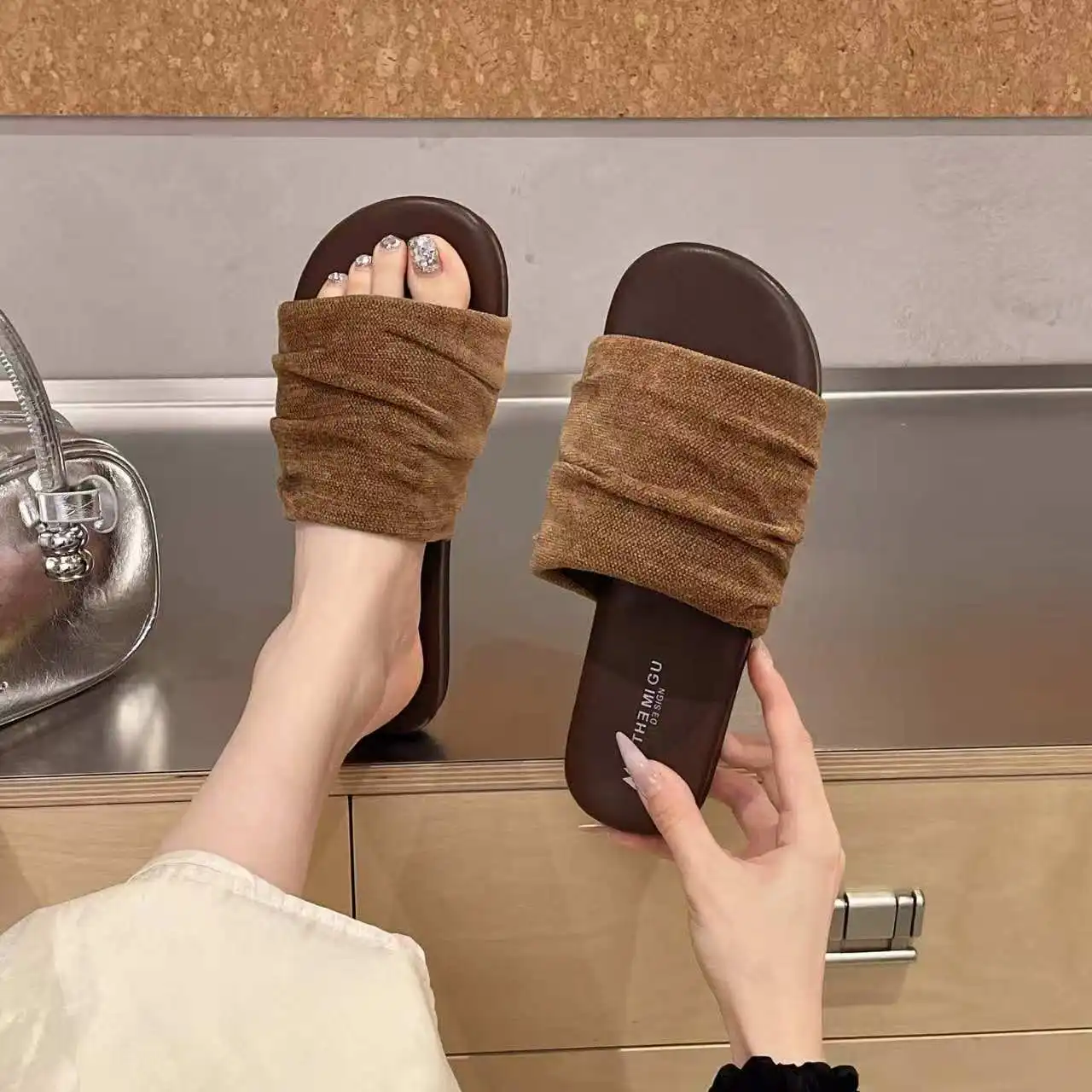 

2026 Summer fashion outerwear canvas flip-flops for women comfortable soft-soled versatile casual and stylish beach sandals