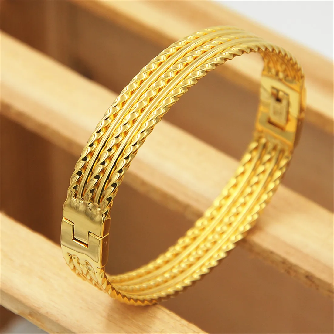 

Gold Plated Stainless Steel Bracelet Never Fade Jewelry for Women Men's Lover Cuff Banlge