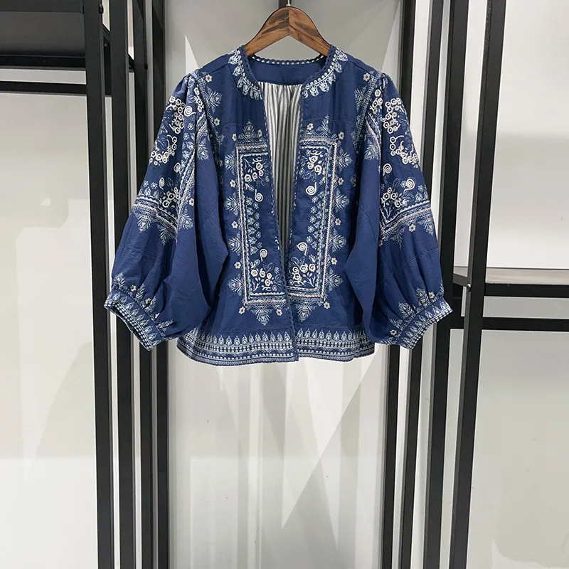 Damska, elegancka, ciepła zimowa bluzka vintage z haftem, rękawami trzy czwarte i okrągłym dekoltem.