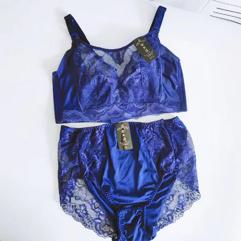 

Комплект женского кружевного нижнего белья с чашками пуш-ап