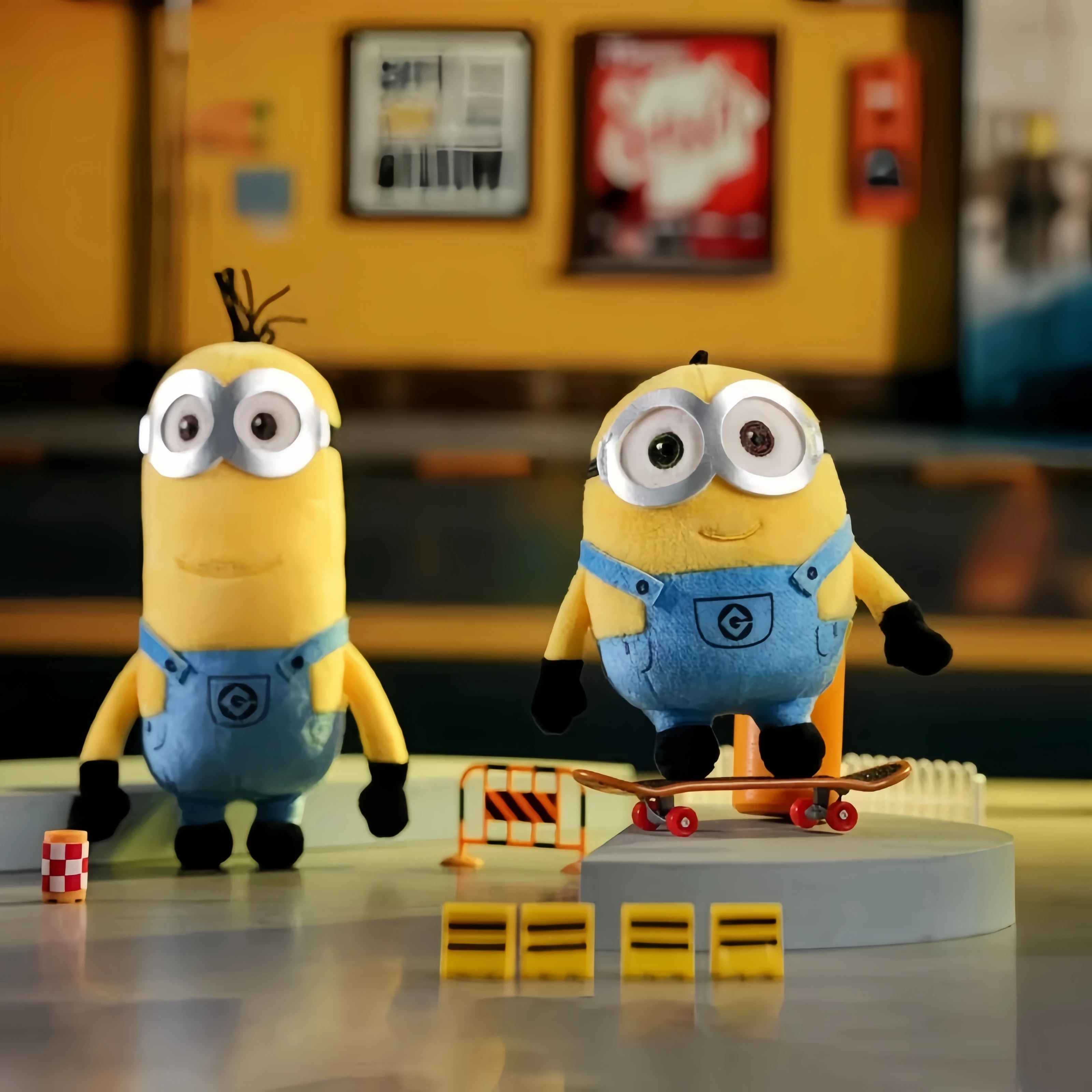 حقير لي Peluche أفخم التوابع أفخم دمية بوب ستيوارت في الجينز محشوة حقيبة الشنق تيم الدب العميل بلوشيز سلاسل المفاتيح