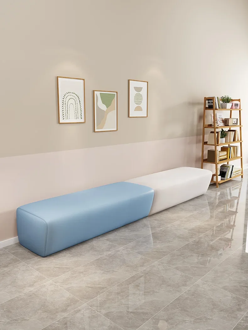 الاستقبال والترفيه في منطقة الصالة، ومقاعد ضيقة لمتجر الحلاقة في انتظار كراسي الأريكة الطويلة الصغيرة