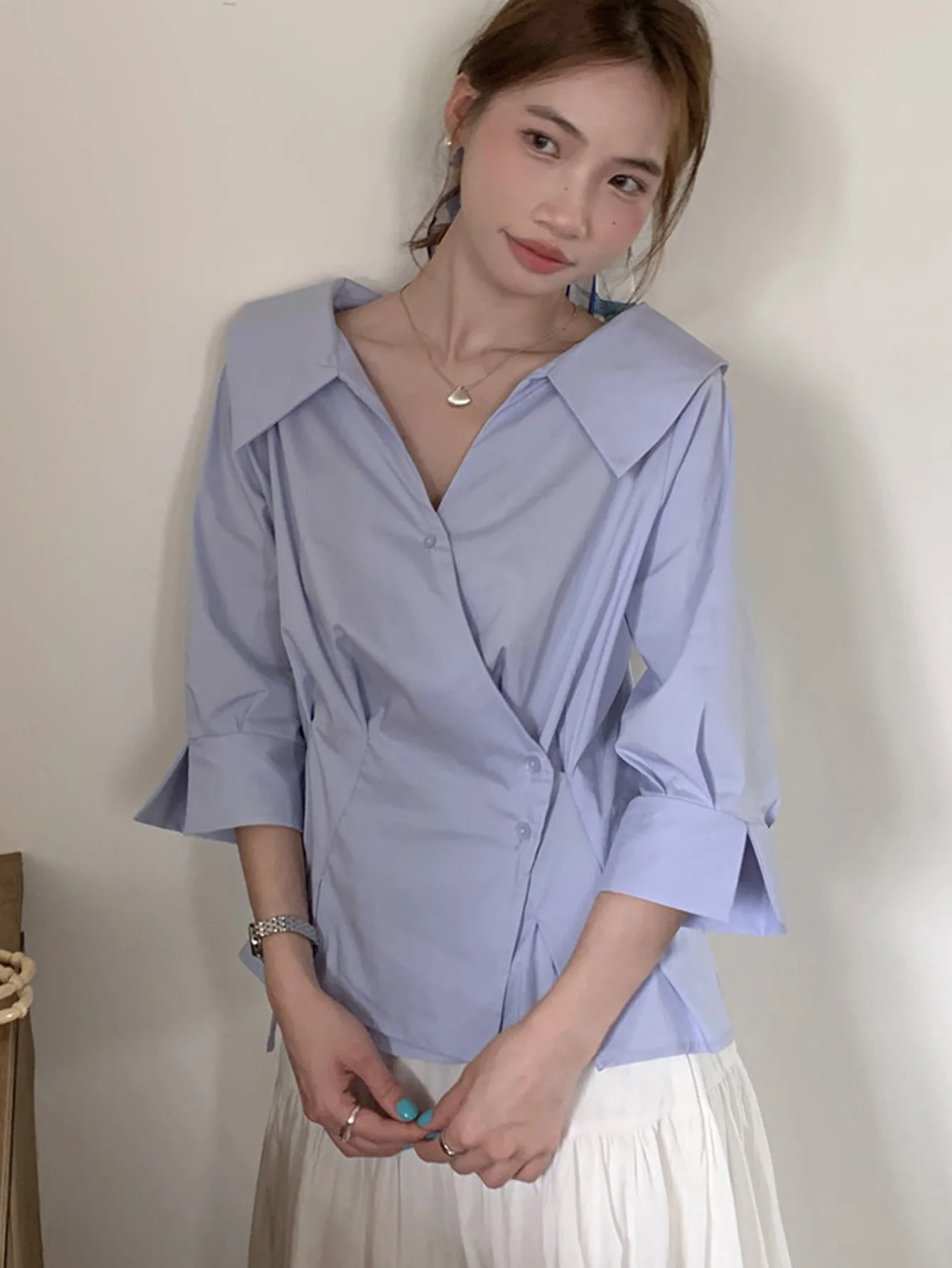 Summer New French Retro Style Solid Color Waist Wrap for Slim Skew Button Design V-neck Short Sleeve Shirt for Women