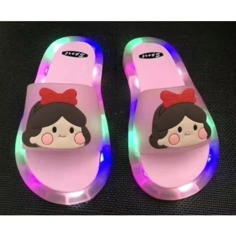 슬리퍼 Kids Shoe Fashion LED Luminescent Children\'s Slippers 2023 Summer New Cartoon Crystal Shoes Girls/boys Sandals Flip Flops