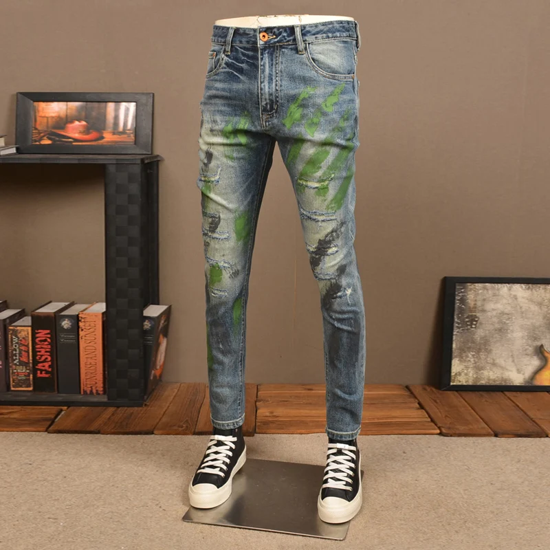 Jeans da uomo di moda High Street Jeans strappati Slim Fit elasticizzati blu lavati retrò da uomo pantaloni in Denim Vintage Hip Hop firmati dipinti